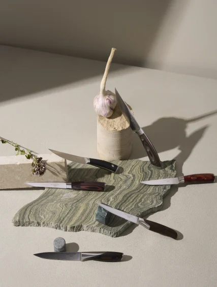 coltelli bistecca bugatti foto ambientata 01 coltelli bistecca bugatti foto ambientata 01